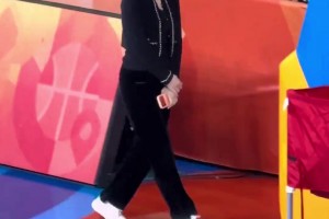 保养得真好！福建男篮总经理伍佰兰，看着好年轻啊