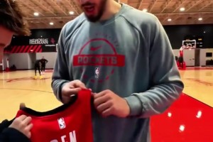 互赠申京收到中国风围巾，任嘉伦在火箭训练馆获赠26号球衣